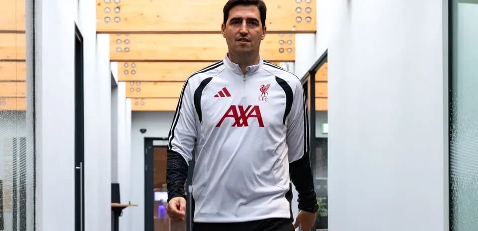 Joueur de Liverpool marchant dans un couloir