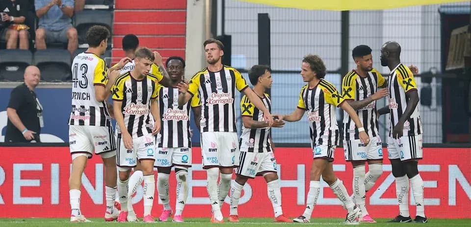 Joueurs célébrant un but ensemble sur le terrain