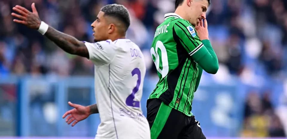 Joueurs de Fiorentina et Sassuolo en action