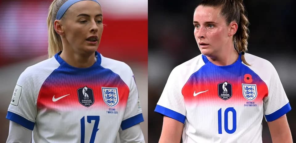 Deux joueuses anglaises en maillots de football