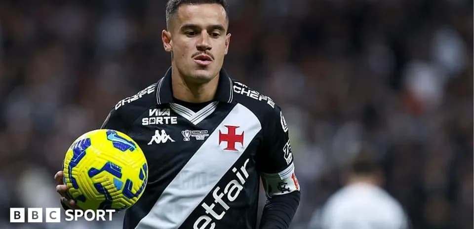 Joueur en uniforme tenant un ballon de football
