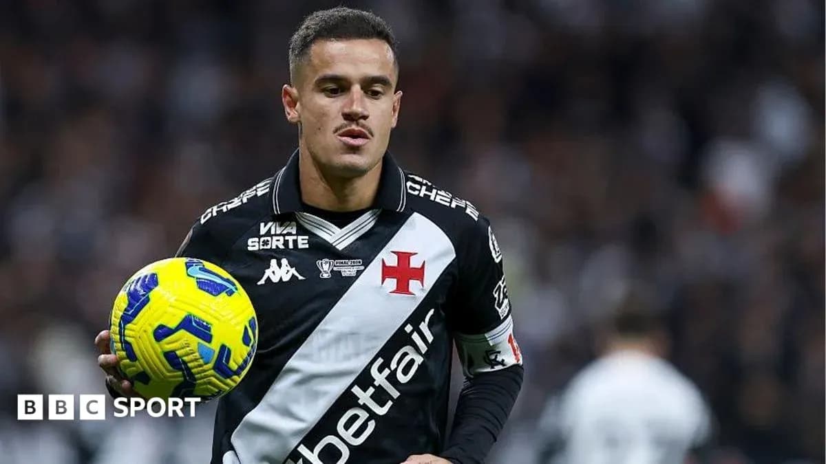Joueur en uniforme tenant un ballon de football