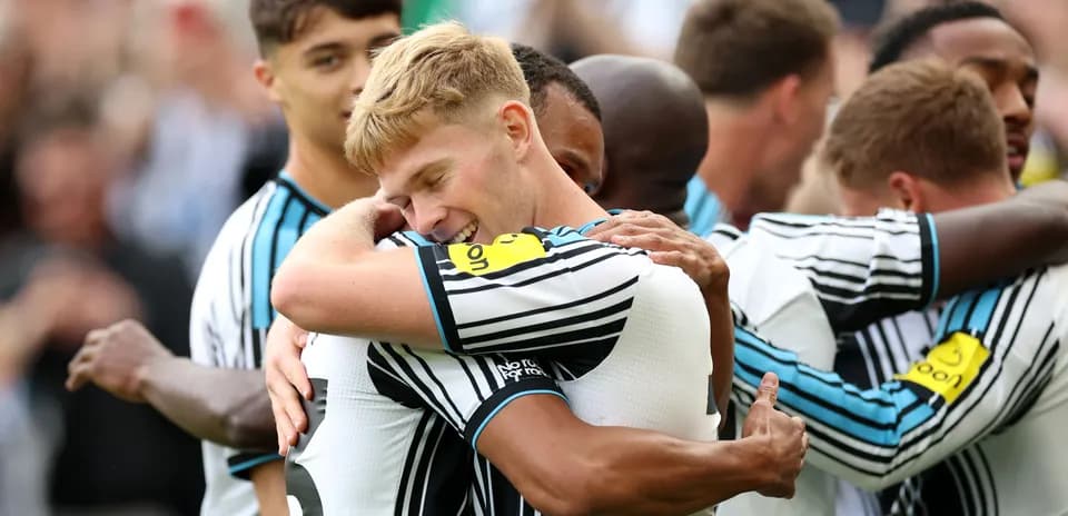 Joueurs de Newcastle célébrant un but ensemble