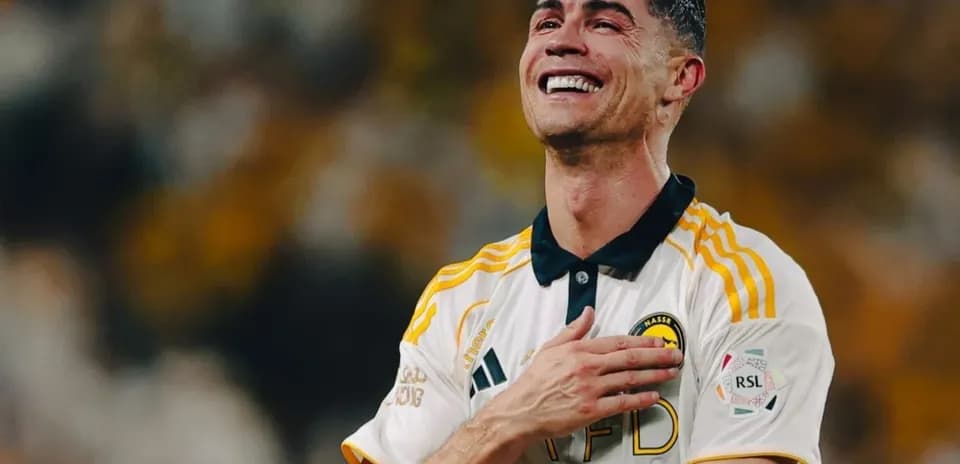 Joueur souriant avec le maillot d'Al Nassr