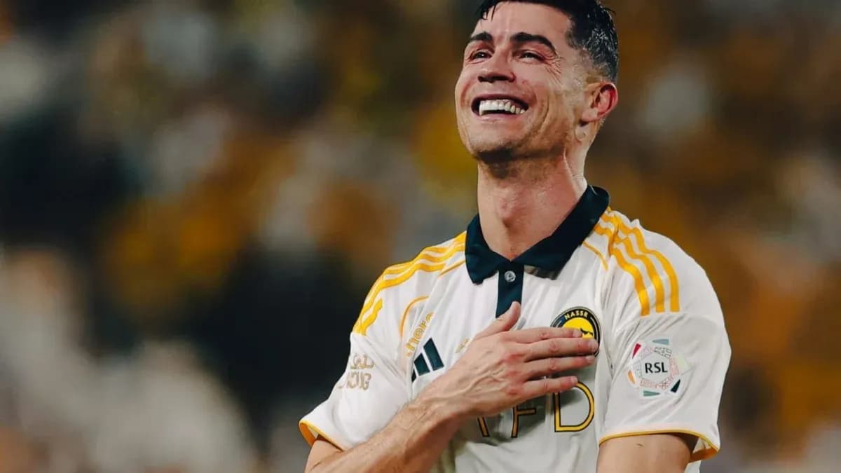 Joueur souriant avec le maillot d'Al Nassr