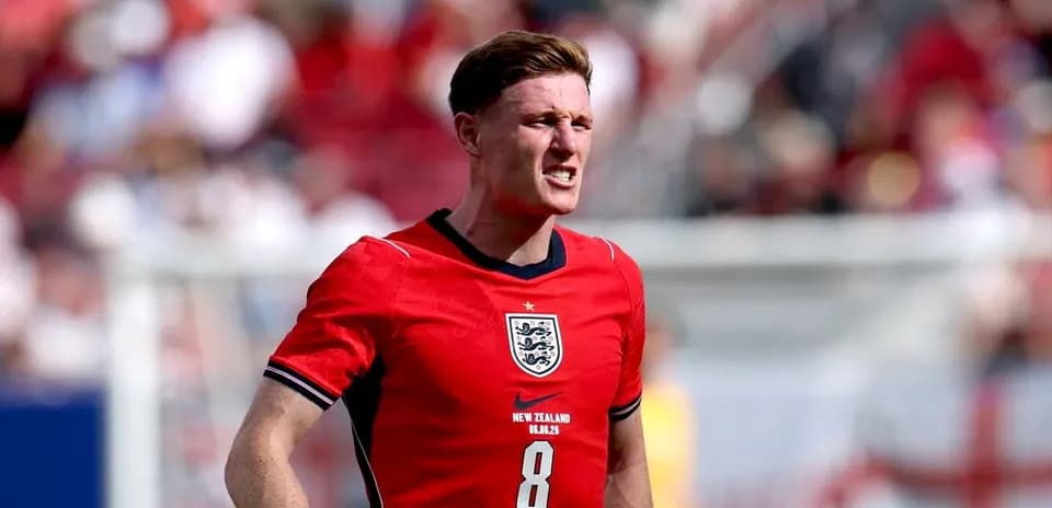 Joueur en maillot rouge sur le terrain de football