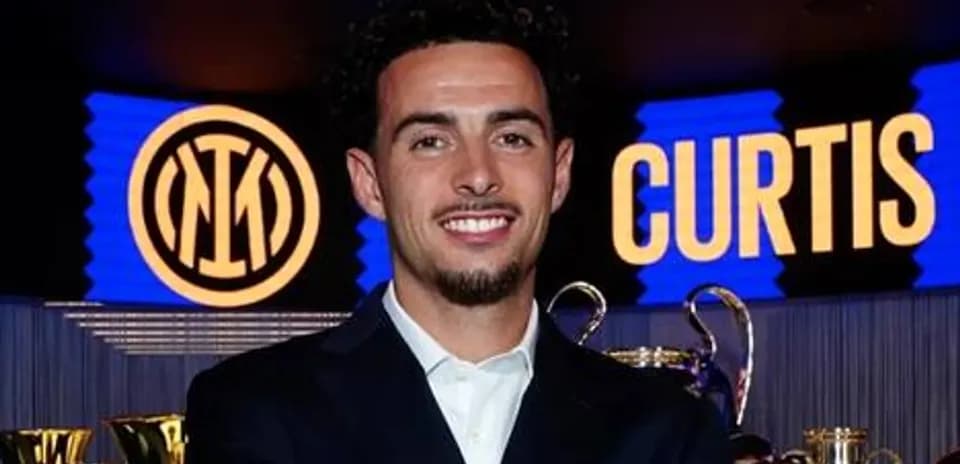 Homme souriant devant le logo de l'Inter Milan