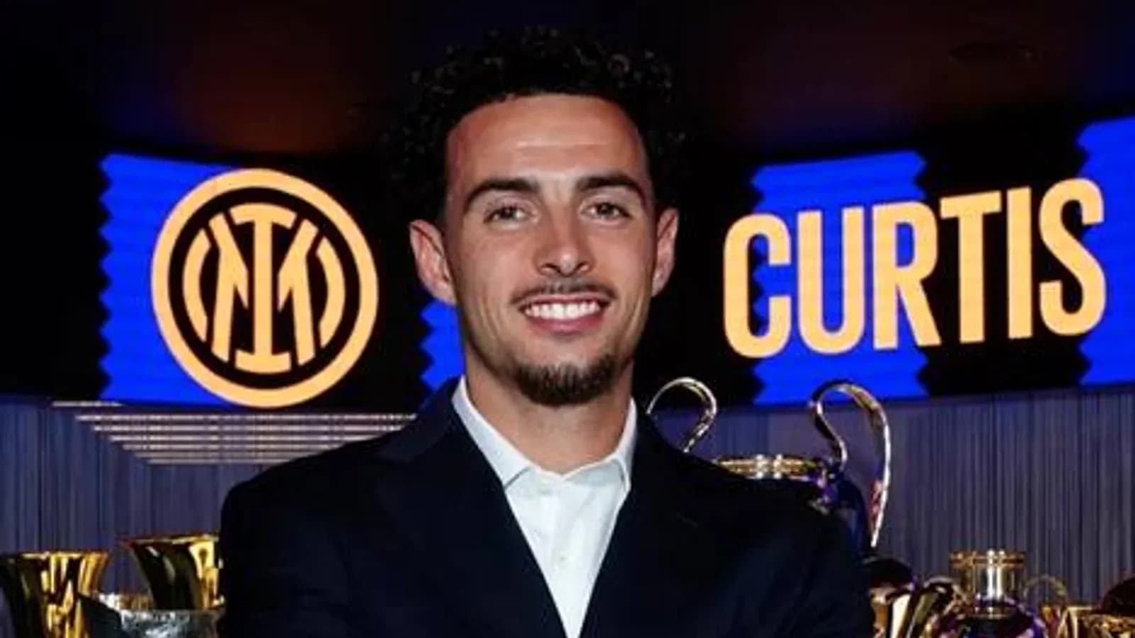 Homme souriant devant le logo de l'Inter Milan
