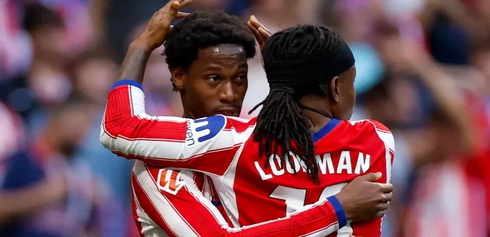 Joueurs d'Atletico Madrid célébrant un but ensemble