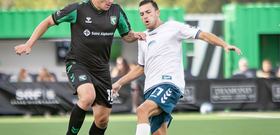 Deux joueurs se disputant le ballon lors du match