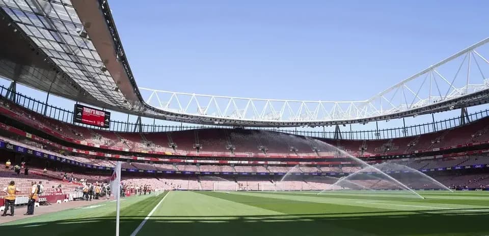 Vue du terrain et des gradins à l'Emirates Stadium