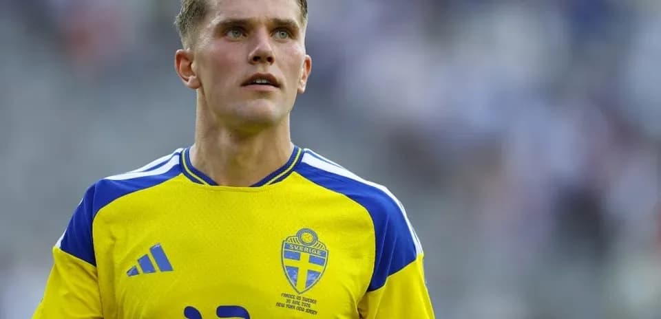 Joueur suédois en maillot jaune sur le terrain