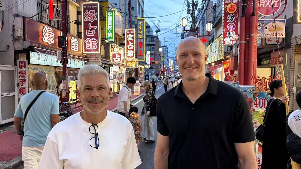 Deux hommes souriant dans une rue animée de la ville