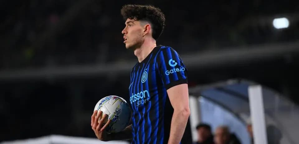 Joueur de l'Inter Milan tenant un ballon de match