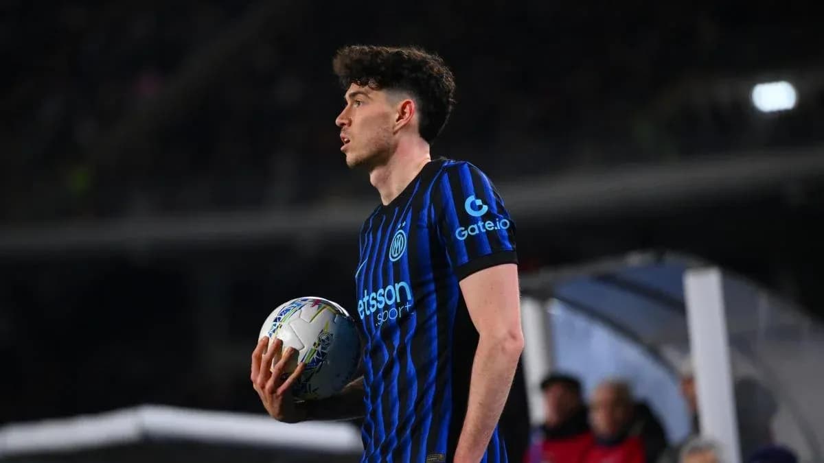 Joueur de l'Inter Milan tenant un ballon de match