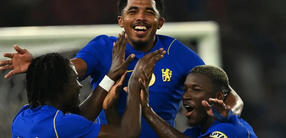 Joueurs de Chelsea célébrant un but ensemble