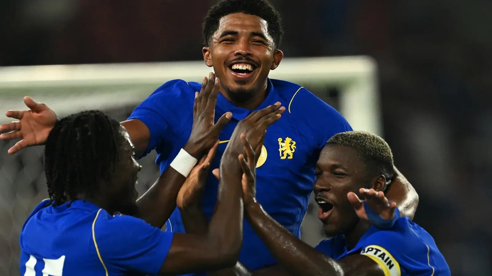 Joueurs de Chelsea célébrant un but ensemble