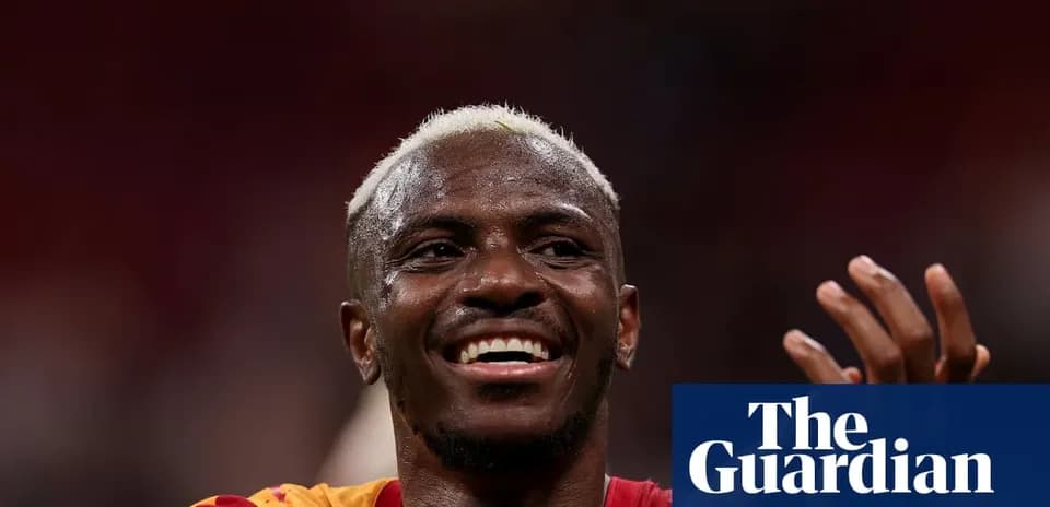 Joueur souriant après un match de football