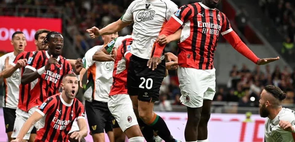 Joueurs d'AC Milan et Venezia en action