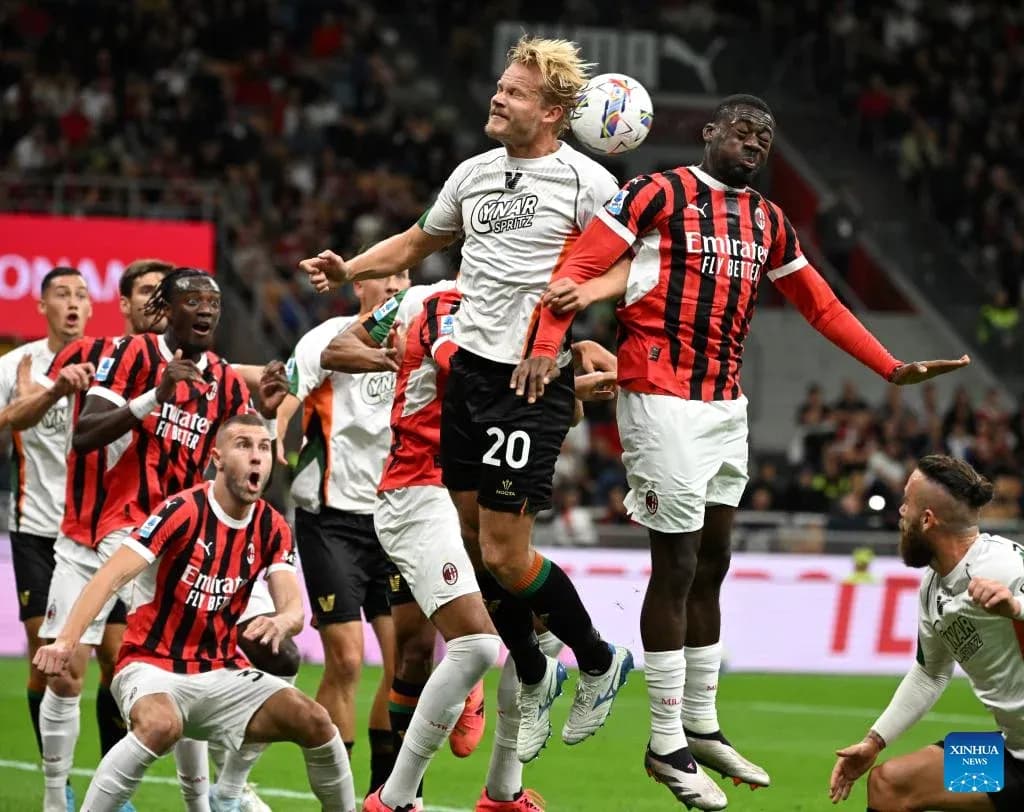 Joueurs d'AC Milan et Venezia en action