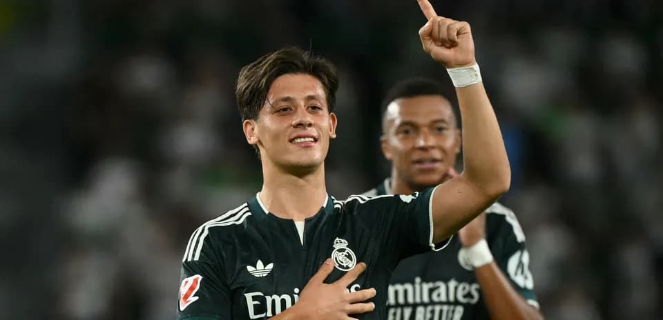 Joueur de Real Madrid célébrant un but avec coéquipier