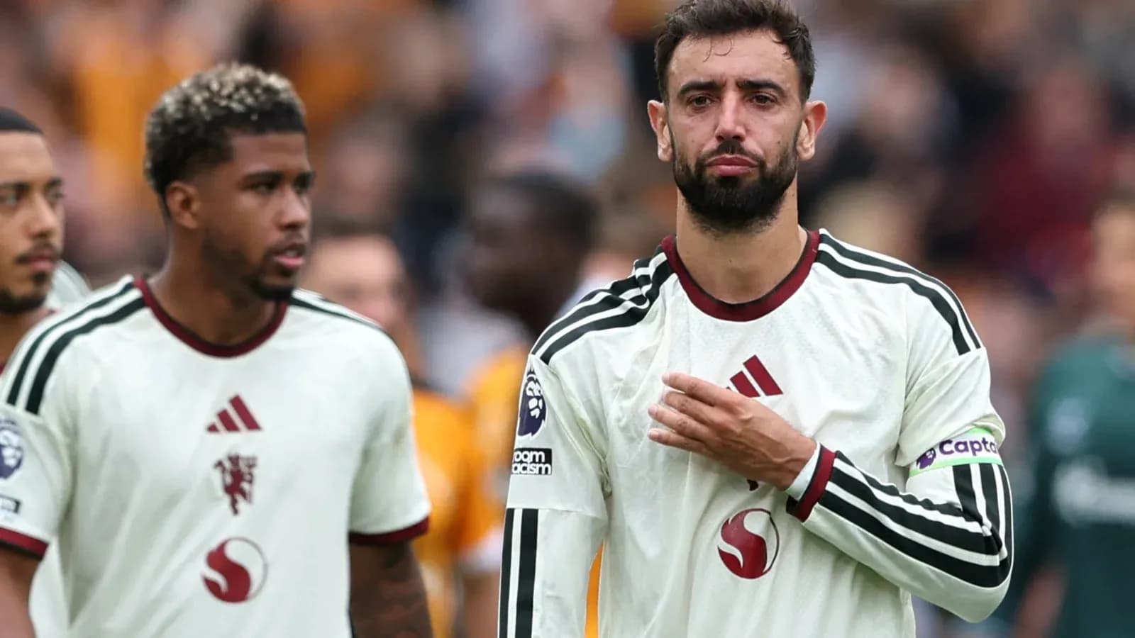 Joueurs de l'équipe marchant après le match
