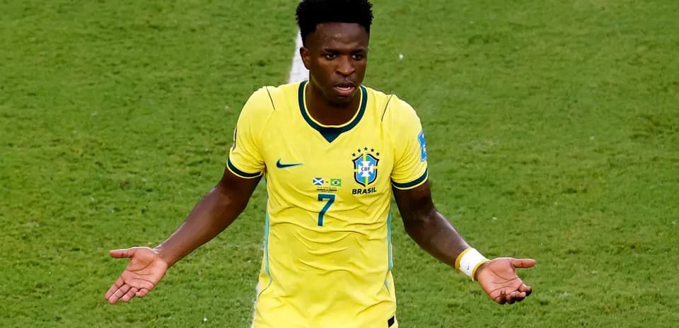 Joueur brésilien en maillot jaune sur le terrain