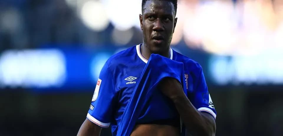 Joueur retirant son maillot sur le terrain