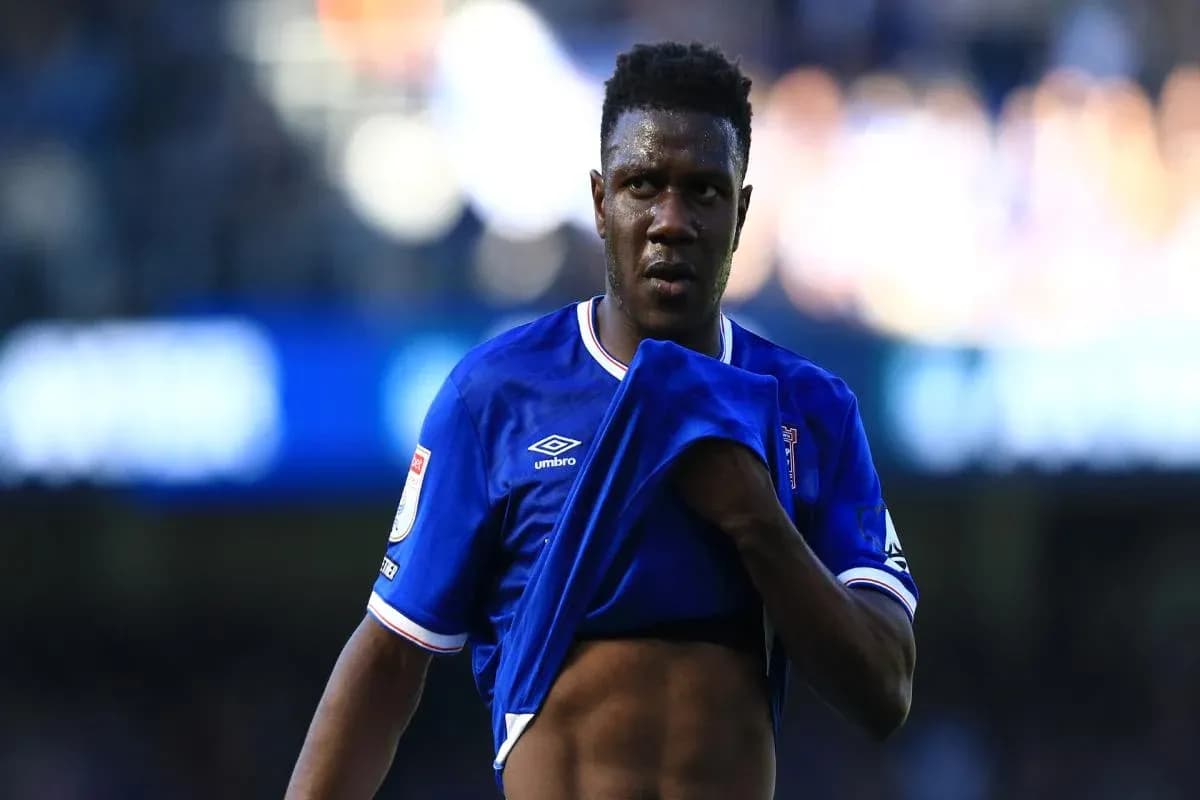 Joueur retirant son maillot sur le terrain