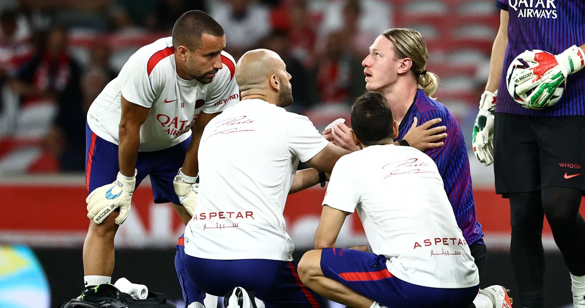 Joueurs et staff médical entourant un joueur blessé