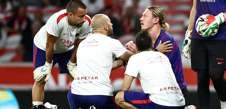 Joueurs et staff médical entourant un joueur blessé