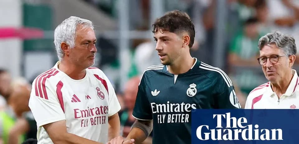 Entraîneur serrant la main d'un joueur de Madrid