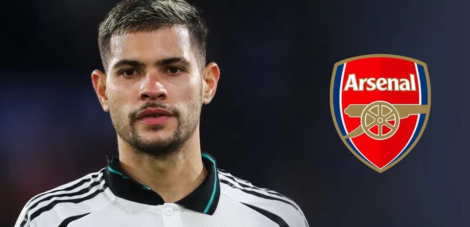 Joueur avec le logo d'Arsenal en arrière-plan