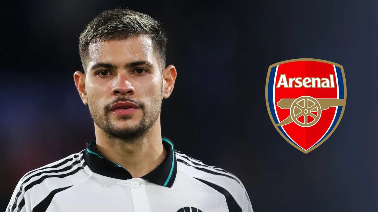 Joueur avec le logo d'Arsenal en arrière-plan