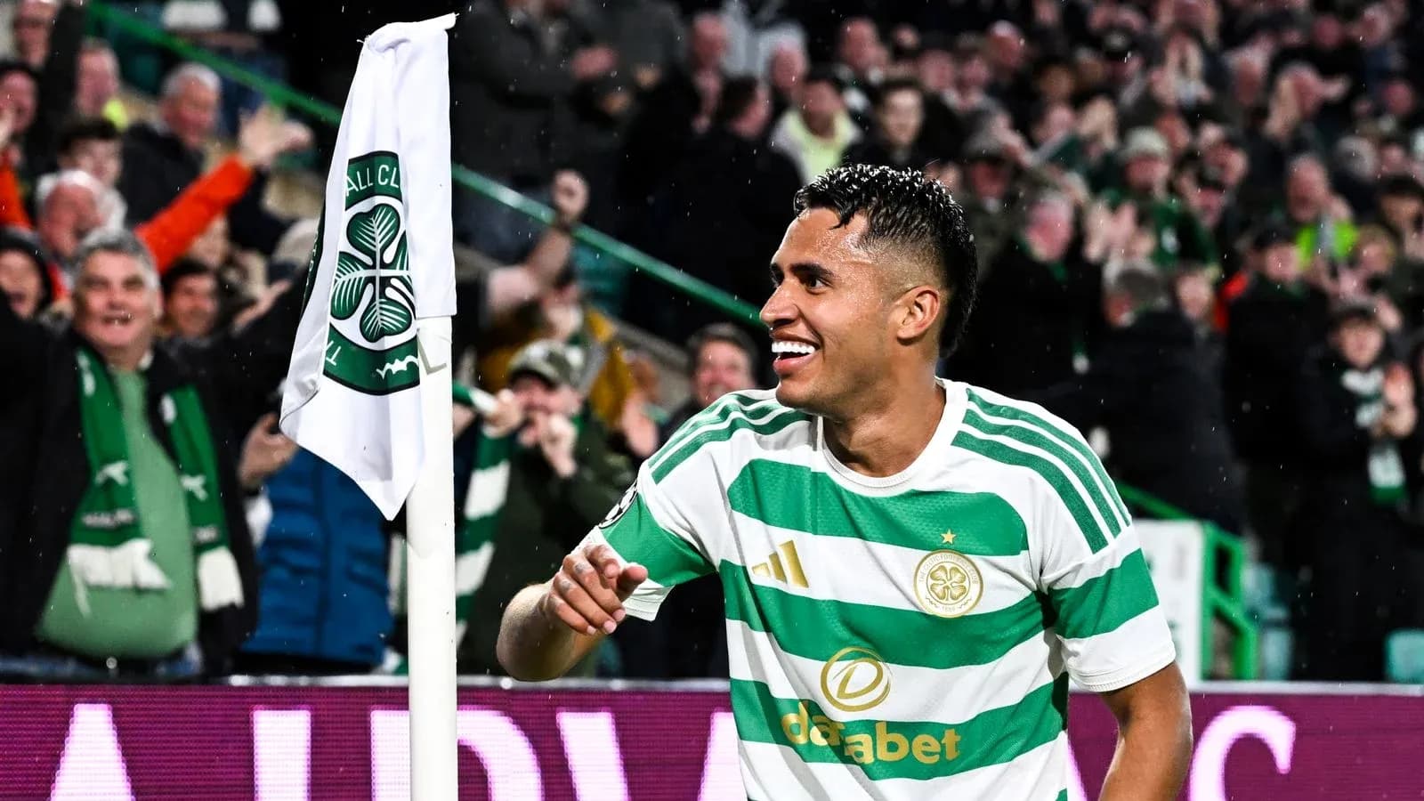 Joueur de Celtic célébrant près du coin