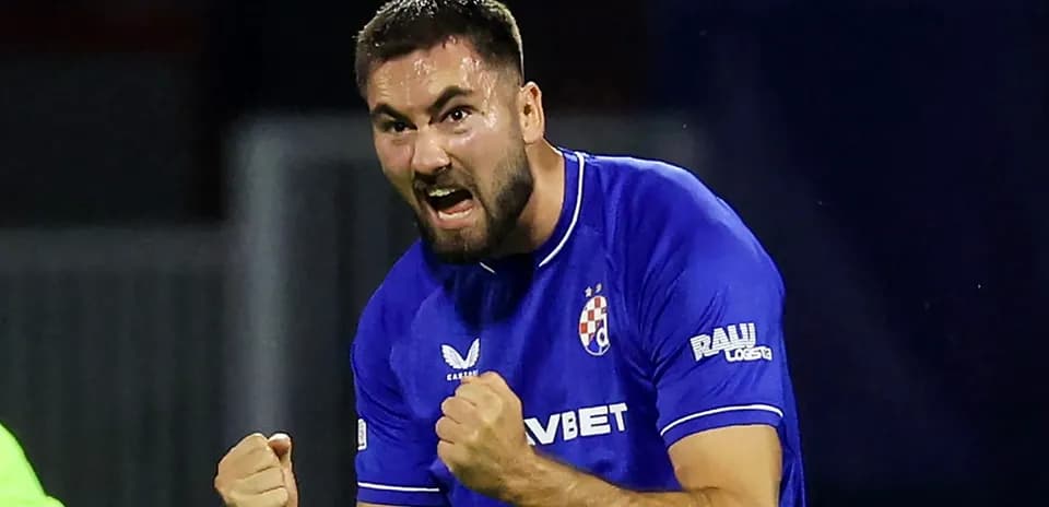 Joueur célébrant un but en maillot bleu