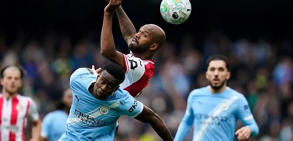Deux joueurs en compétition pour le ballon