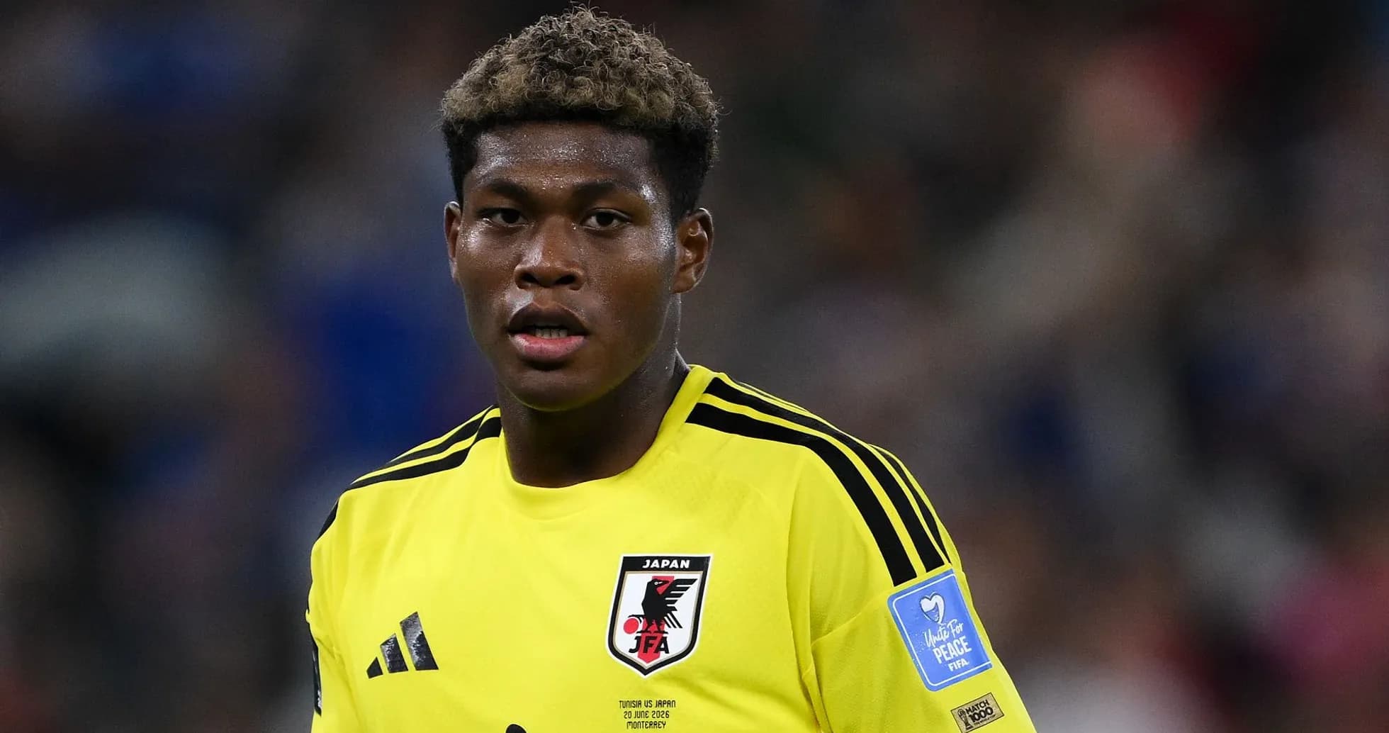 Gardien de but japonais en uniforme jaune sur le terrain