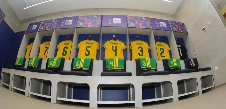 Vestiaires avec maillots de l'équipe de football