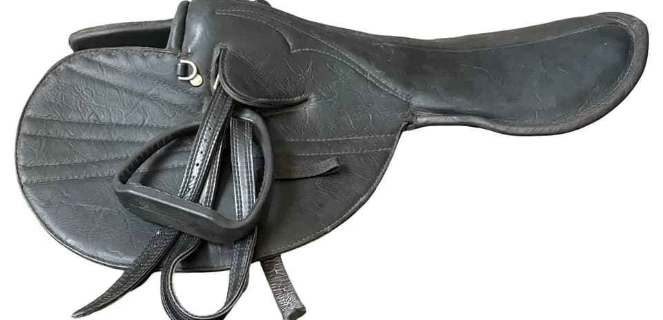 Selle de cheval noire avec étriers et sangles