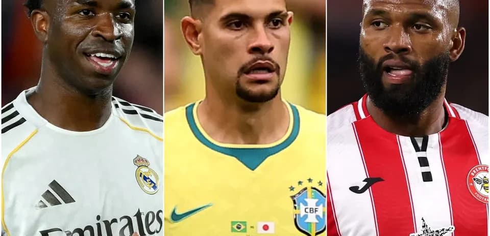 Trois joueurs de football en maillots d'équipe nationale
