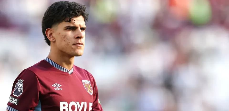 Joueur de West Ham en tenue d'équipe sur le terrain