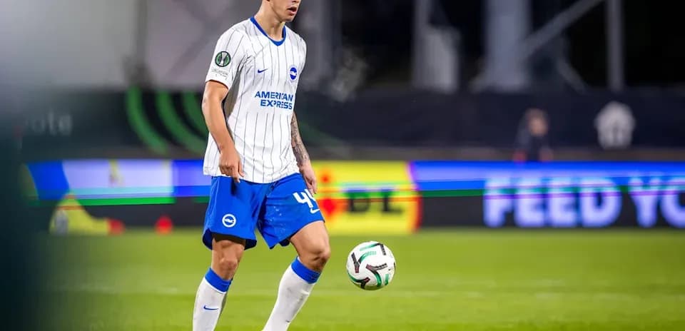 Joueur dribblant le ballon sur le terrain