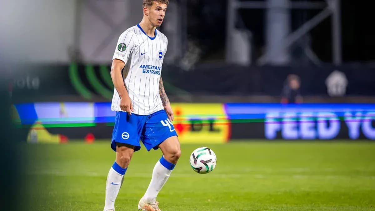 Joueur dribblant le ballon sur le terrain