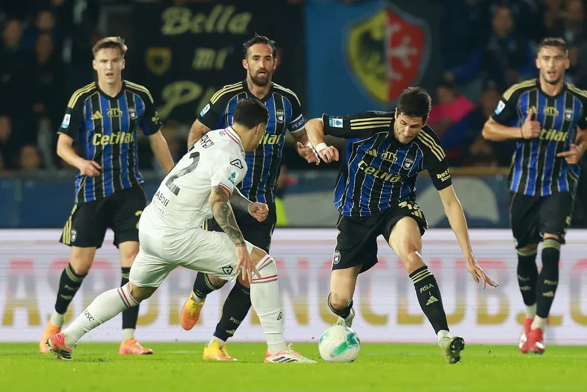 Joueurs de Cremonese et Pisa en action