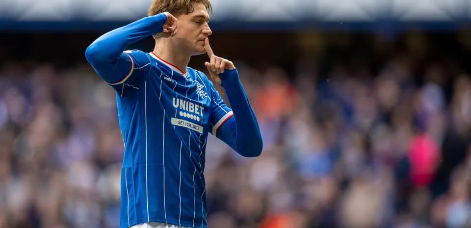 Joueur de Rangers faisant un geste de silence