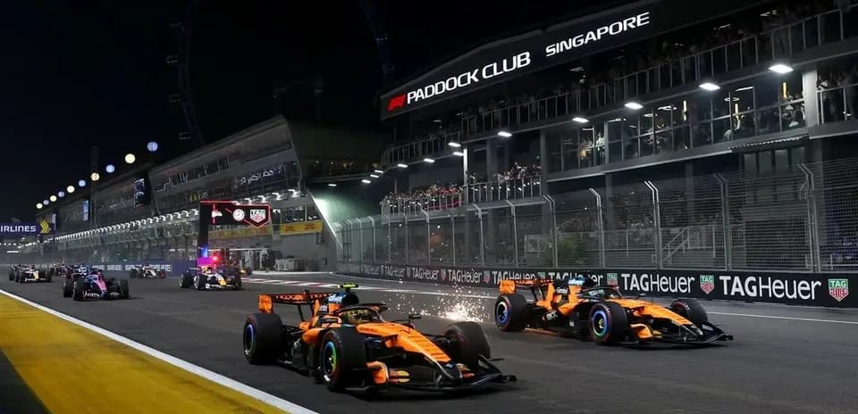 Deux voitures McLaren en course lors du Grand Prix de Singapour