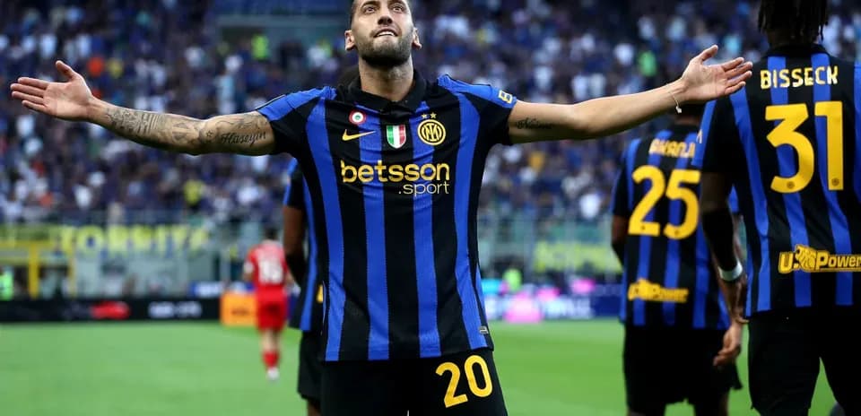 Joueur d'Inter Milan célébrant un but avec coéquipiers