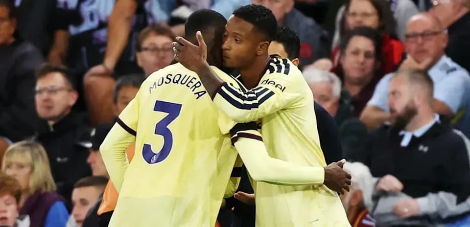 Deux joueurs s'étreignant sur le terrain de football