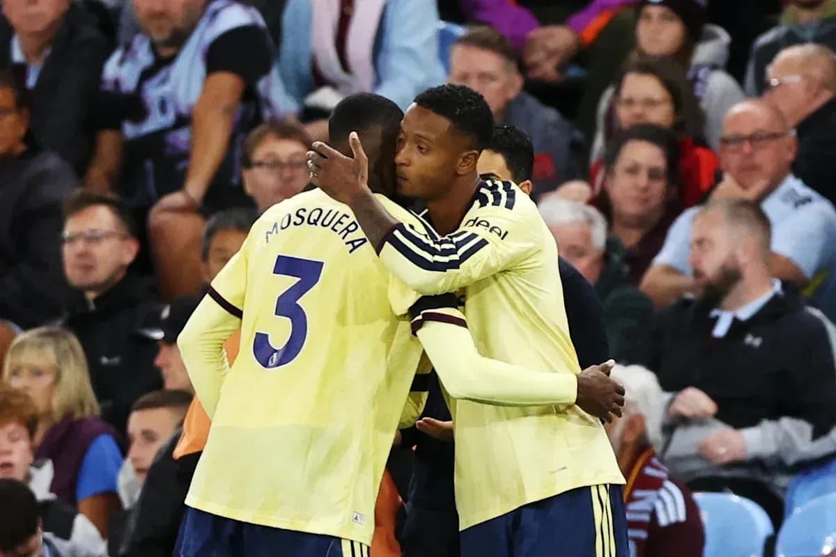 Deux joueurs s'étreignant sur le terrain de football
